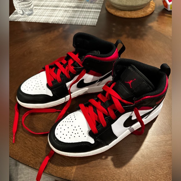 JORDAN 1 MID PS
"Jordan 1 Mid Gym Red" - Picture 4 of 7